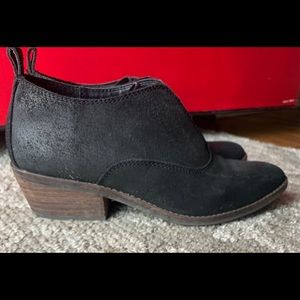 Versatile and trendy Lucky Brand flats